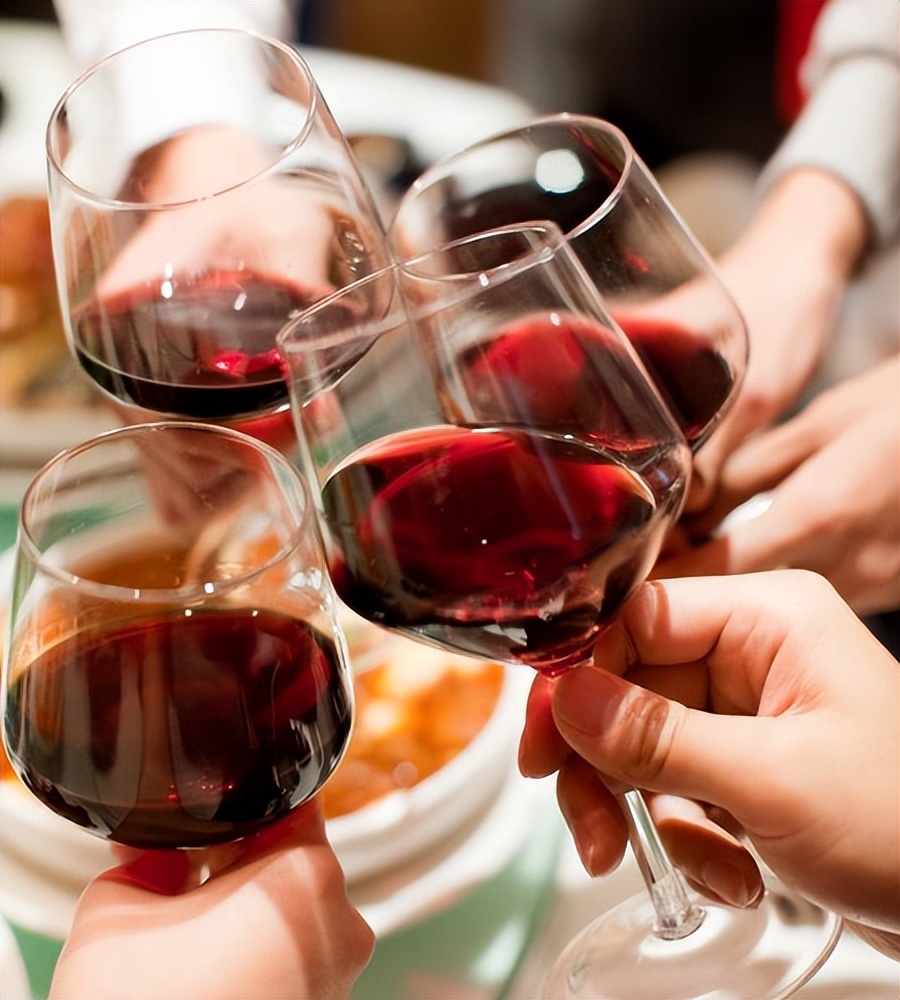 红酒跟葡萄酒区别在哪里呢,红酒和葡萄酒有什么不同