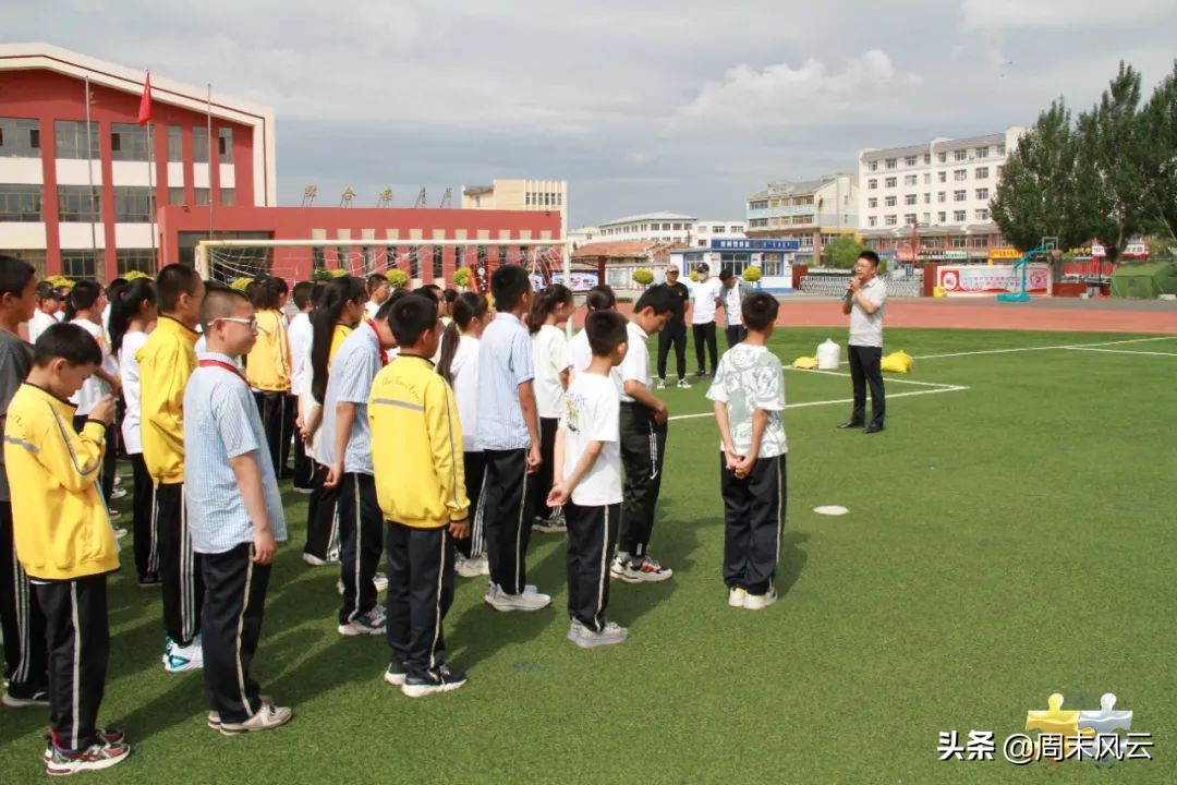 锡林浩特市第三小学体操表演,小学户外体育活动高年级