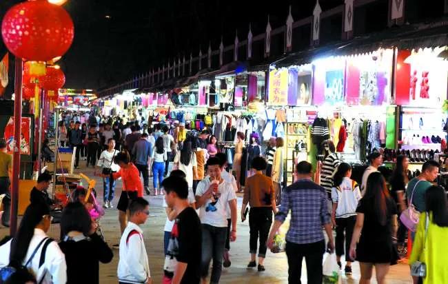 傍晚带孩子逛街偶遇表哥一家