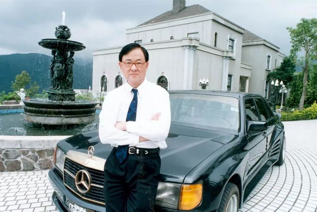 恋人妻、追青霞、混黑道、建豪宅，“武侠片之父”的江湖往事……