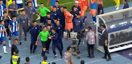 中超足球比赛爆发大规模冲突,中超史上最严重球迷冲突