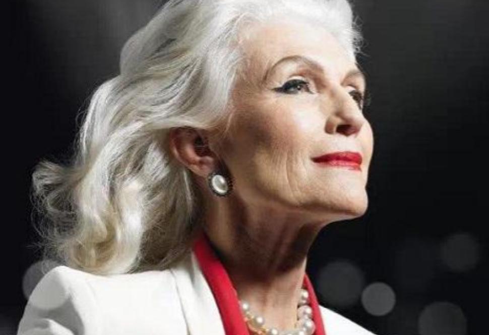 马斯克的硬核母亲：把3个孩子培养成亿万富翁，70岁成世界超模