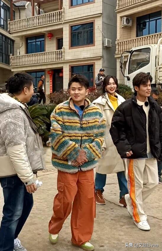 唐嫣机场穿搭冬装,唐嫣衣着宽松休闲