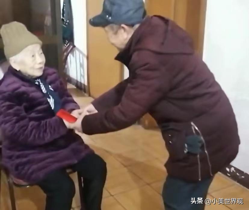 88岁弟弟给百岁姐姐拜寿，红包送了42年，网友羡慕哭：求长寿秘诀