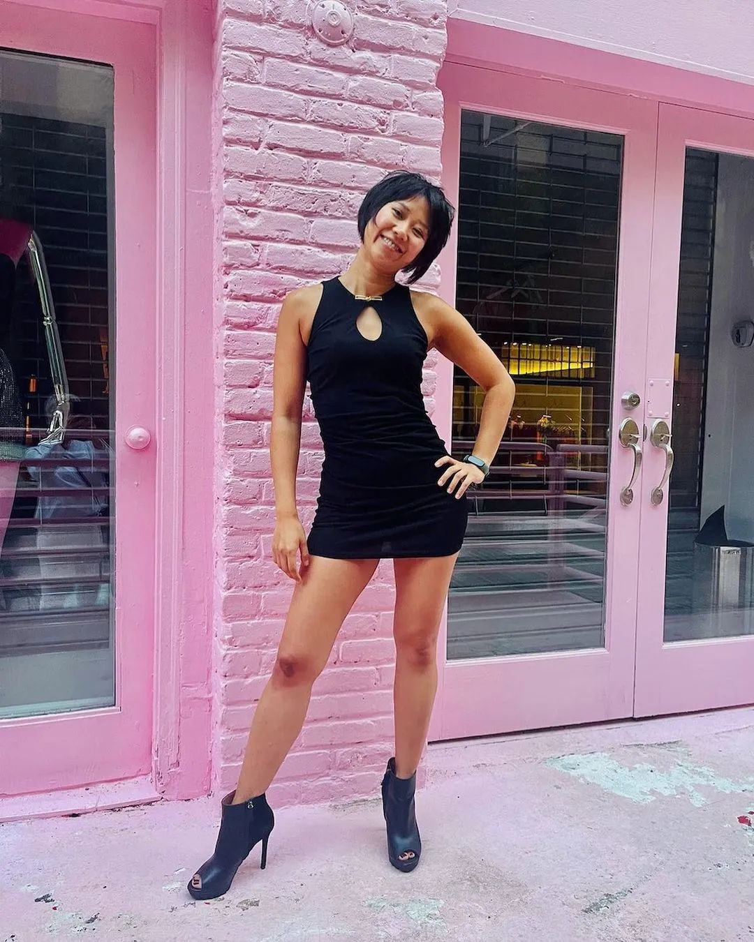 她穿紧身超短裙被骂18禁，手指狂飙4小时后，却让指挥家当场跪拜