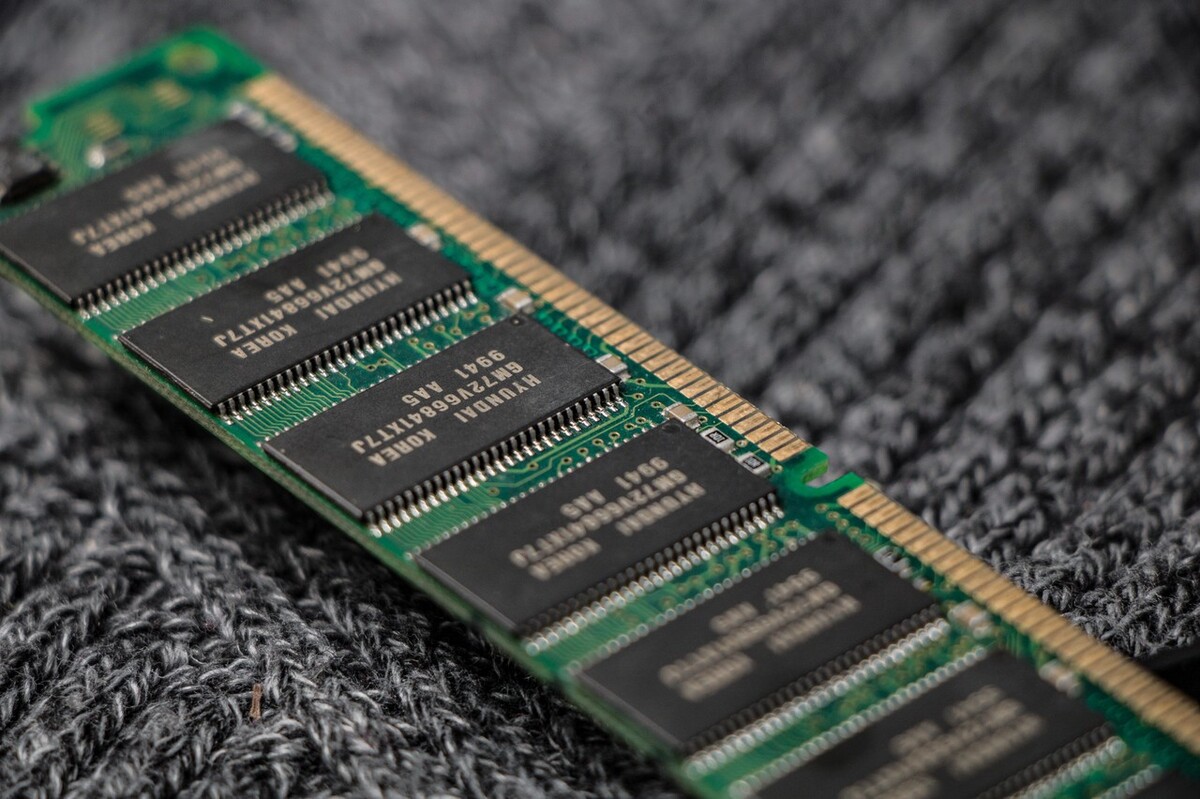 电脑开机没有滴的一声显示器不亮,电脑显示器亮一下就黑屏怎么回事