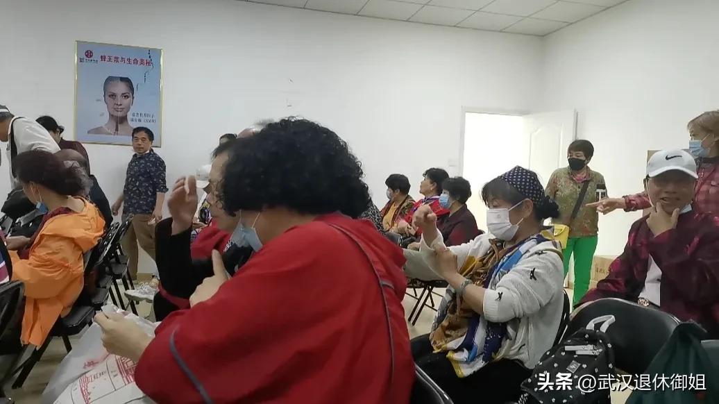 老人10元游玩领鸡蛋,满60岁的老人免费领鸡蛋