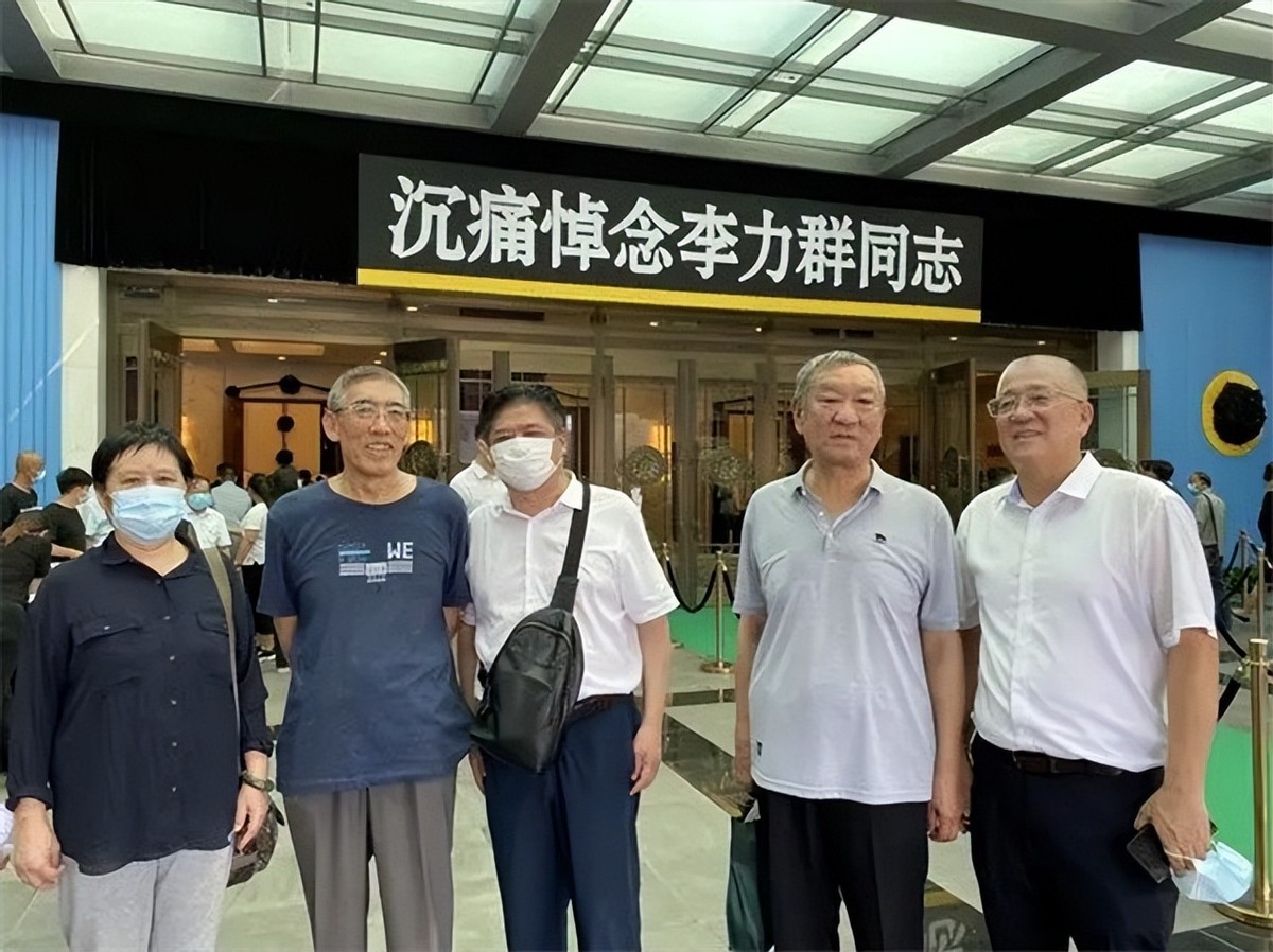 71年周总理让高岗妻子在图书馆工作，毛主席不同意：必须到教育部