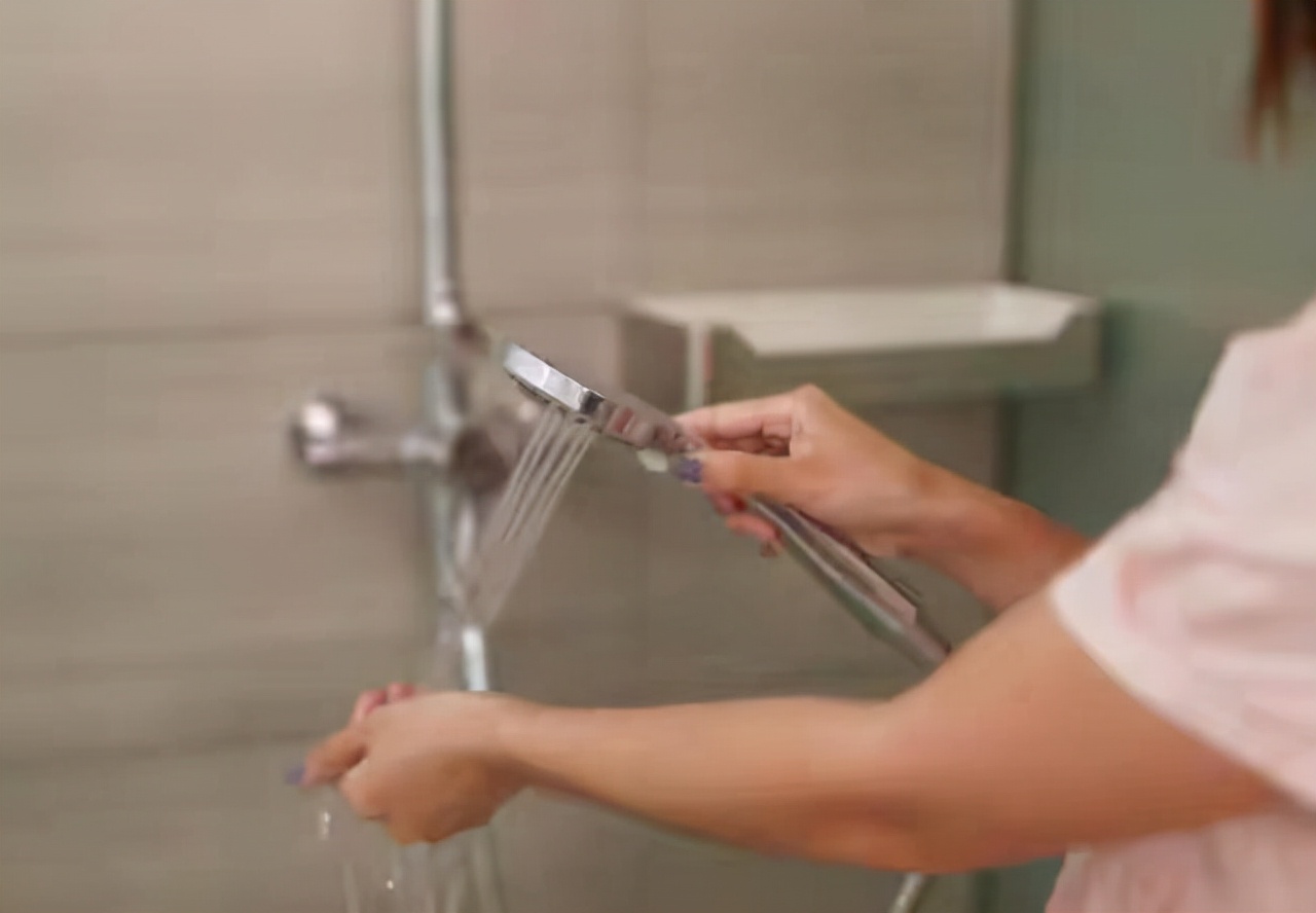 孕妇洗澡三个部位不能乱洗,孕期分泌物需要用什么清洗