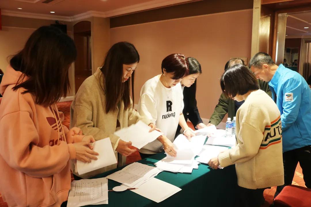 汕头市围棋协会举行换届选举大会，郑汉杰连任会长