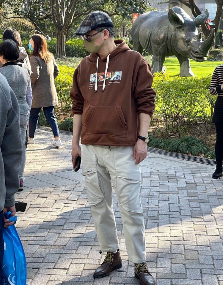 40岁后男人穿工装裤还是束脚裤,四十多岁男人适合穿阔腿牛仔裤吗