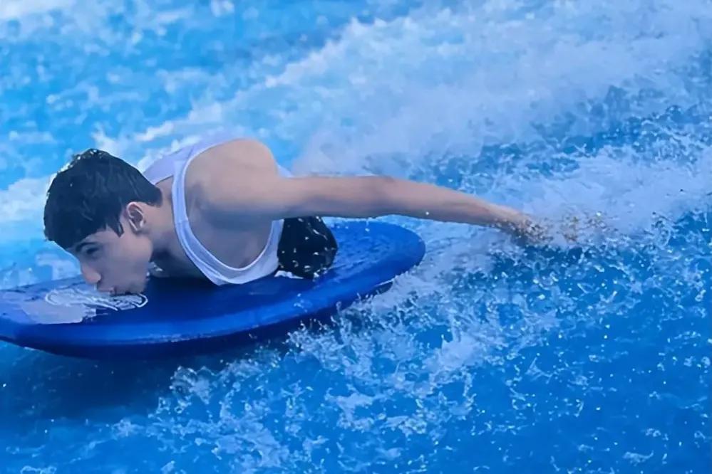 2022世界杯开幕式上的人物是谁,世界杯开幕式上的残疾男孩