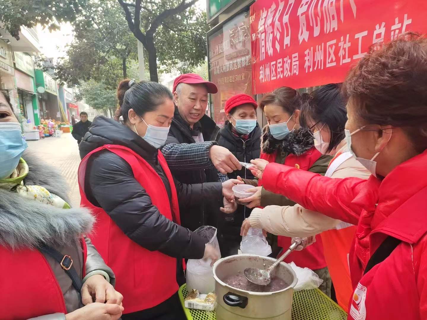 腊八粥暖心公益行动,社区自制腊八粥送居民