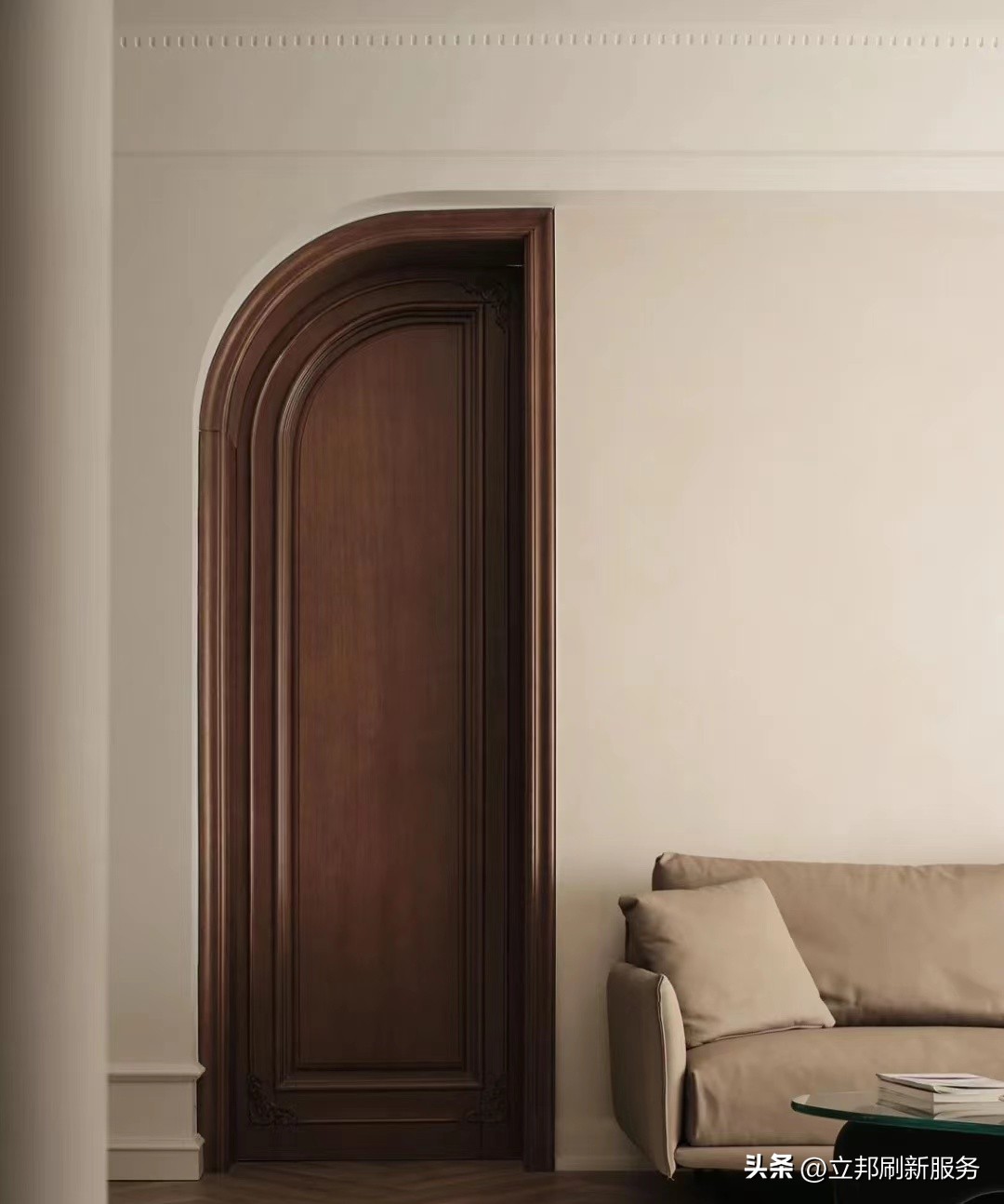 今年流行的室内门锁原木黄色房门,原木风房间门配什么颜色好看