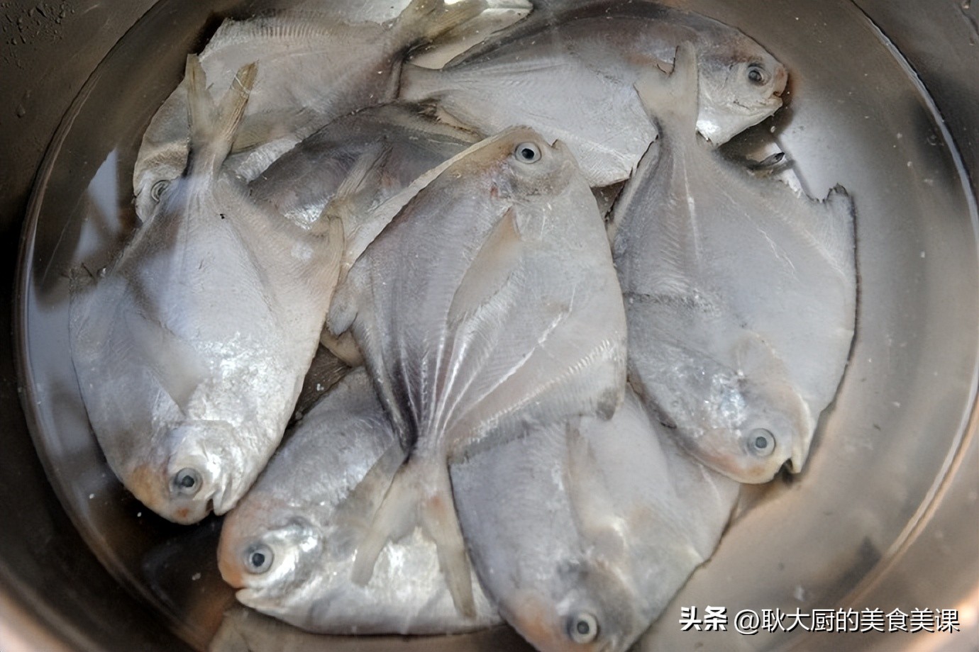 红烧小银鲳家常做法,大锅菜红烧银鲳鱼