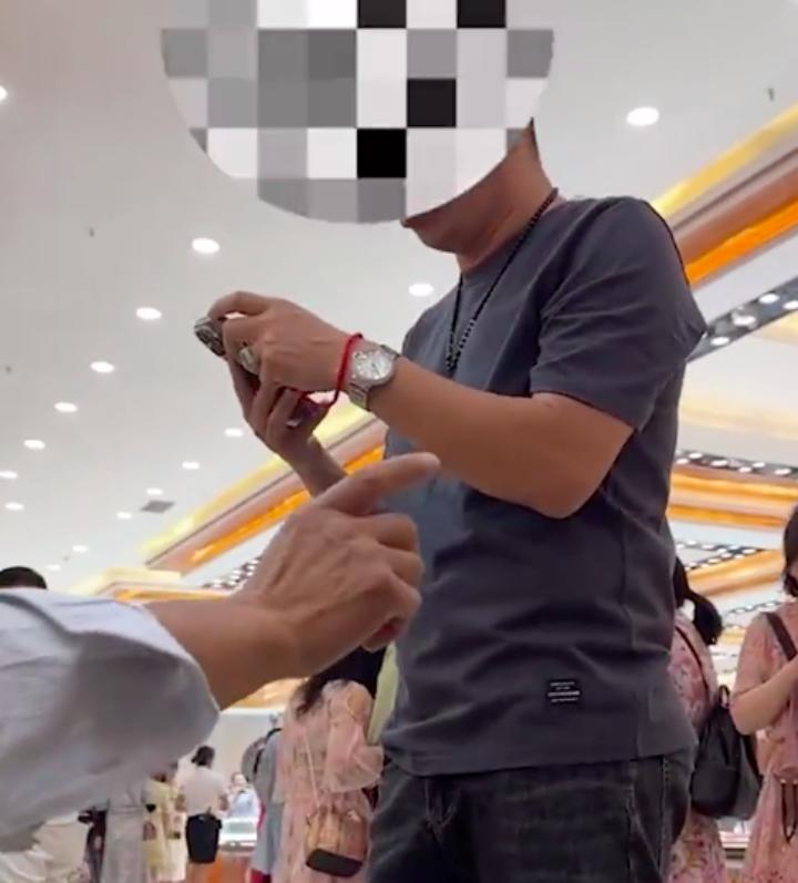 网传老人云南旅游不买东西被导游辱骂，“一分钱没花，你个老臭流氓”，当地回应：会进行处理