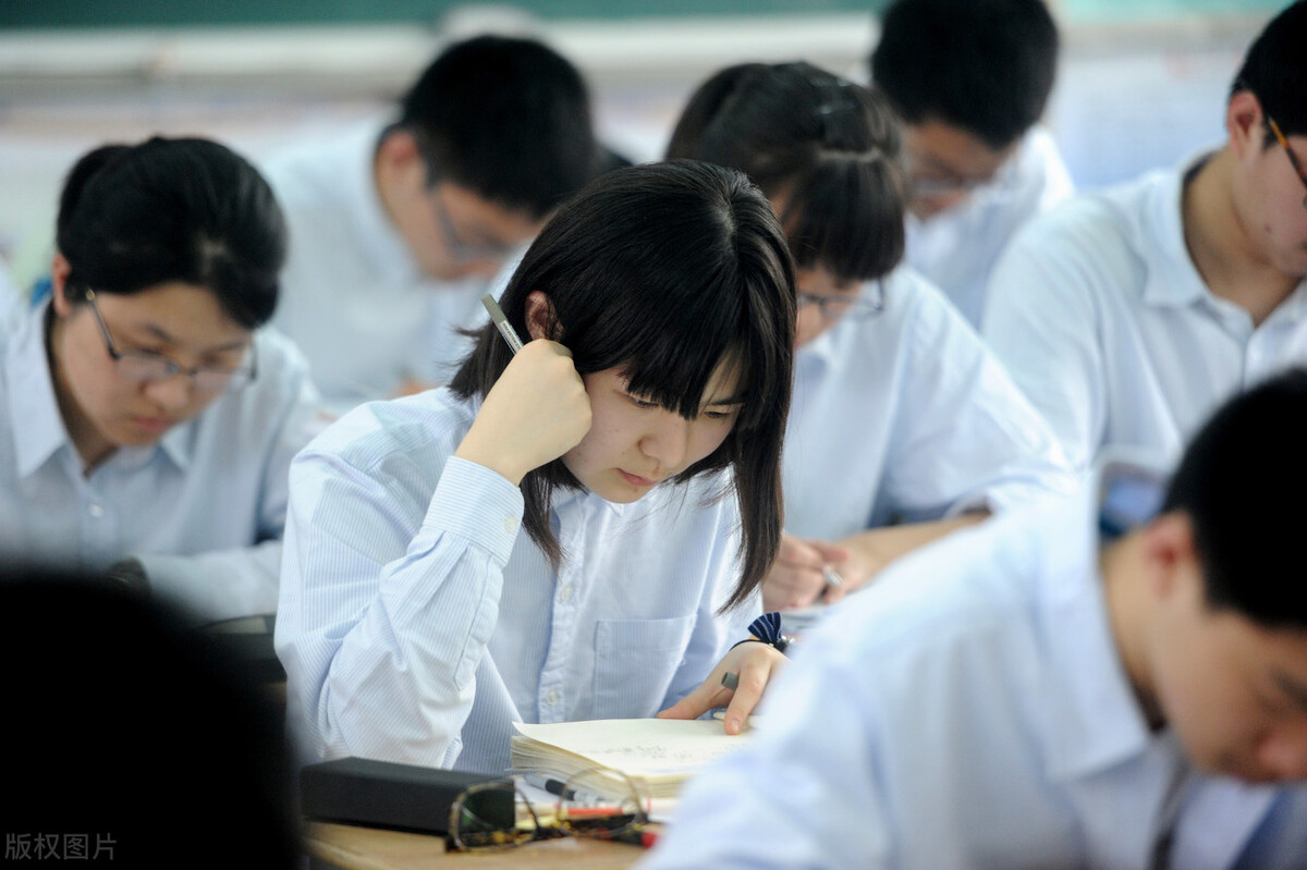 高考生的来信：高考分数不太理想，我究竟是复读还是上大专好？