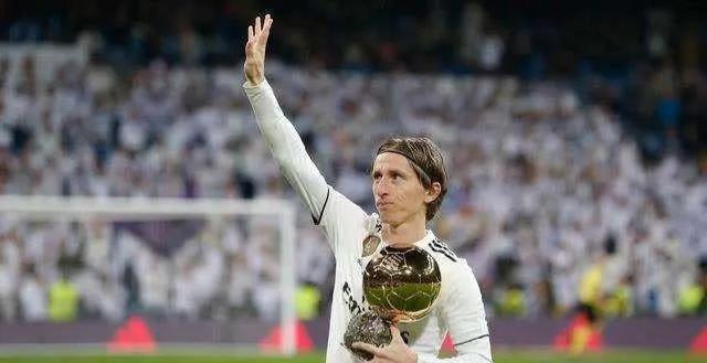 足坛进攻最强后卫,世界足坛现役最佳进攻型中场是谁