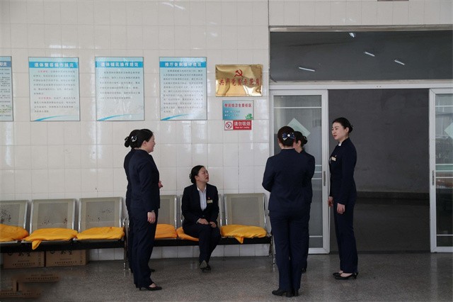 90后葬礼策划师让亲属跟逝者告别,葬礼策划师视频