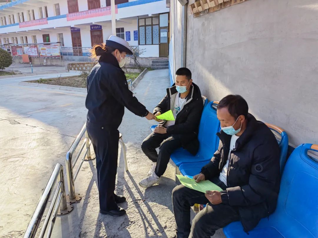 【预热122】疫情后驾校首个“复学日”宕昌公安交警送来“交安礼”