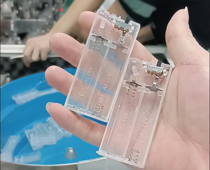 电池盒自动装配机,电池弹簧自动铆合模具原理