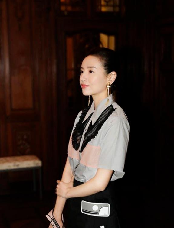 白色*袜丝**搭配学生连衣裙，董洁女神的迷人一笑，网友：心动了