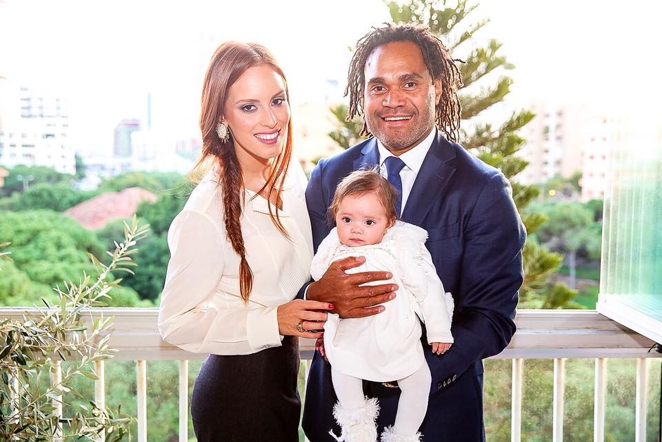 马克龙与布丽吉特互动温馨,马克龙和布丽吉特的亲密合照