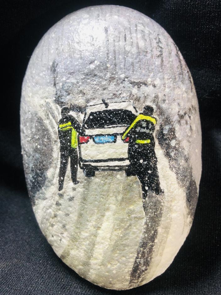 给石头以“生命”，用石头“说交通”，这个宣传很别致！