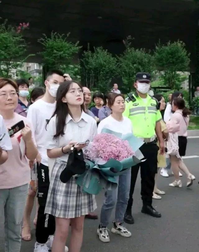 为让孩子安心高考,家长毒死一池青蛙。高考真的是“尚方宝剑”?