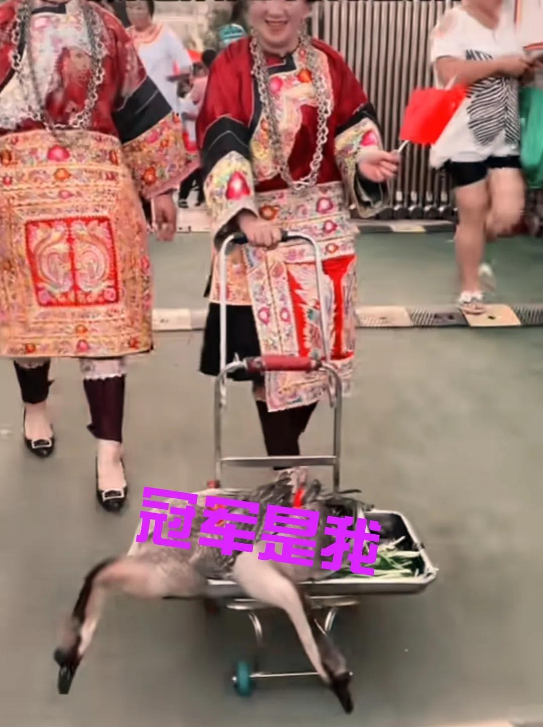 村超少数民族时装秀完整版,村超上演民族服装秀