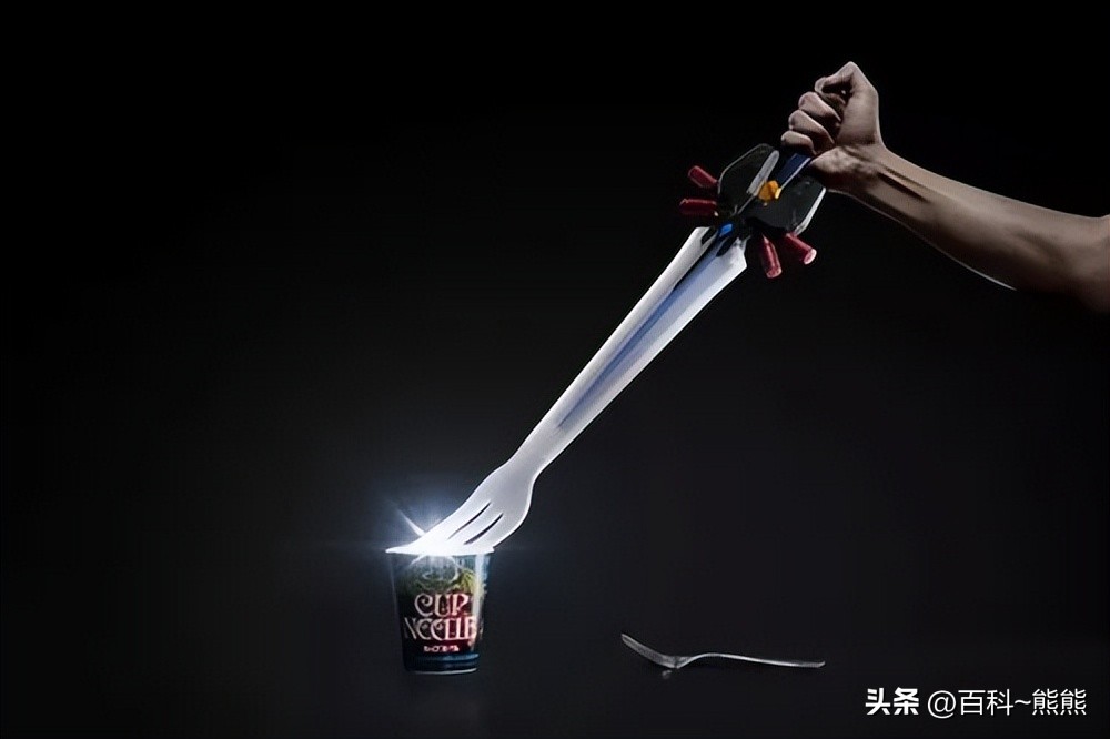 拉面杯里的“神秘肉”，画风太荒唐