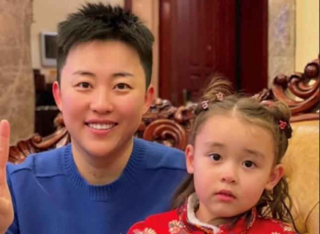 吉林女子自己试管生孩子,女子斥巨资生混血女儿新闻