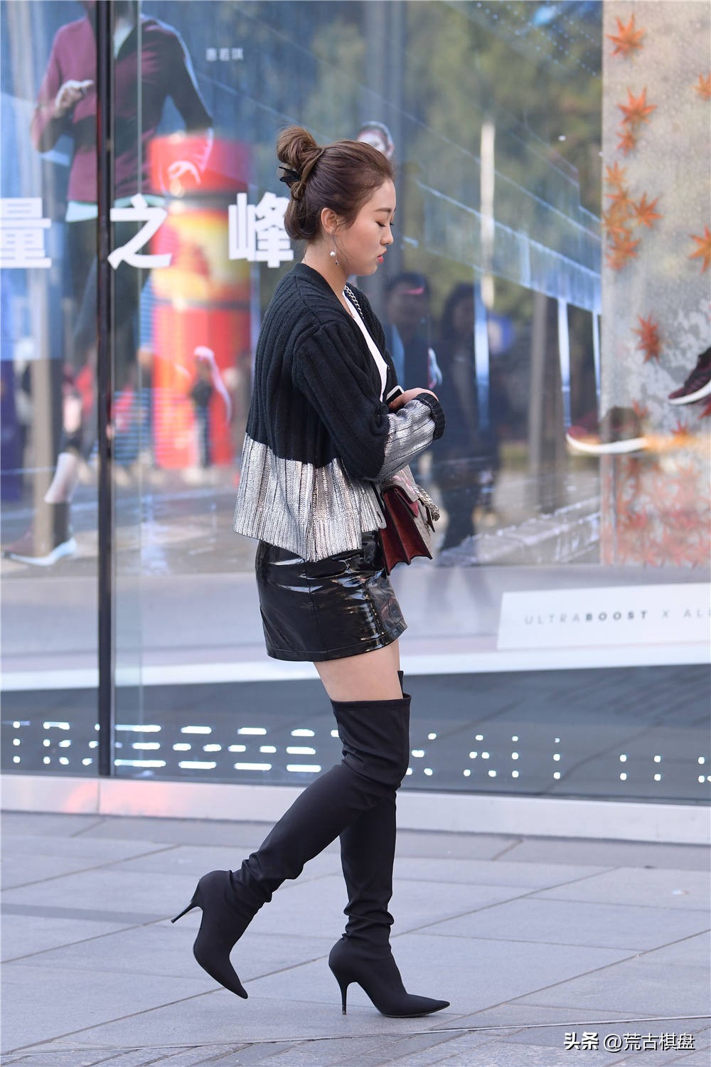 黑色长款过膝靴怎么搭配秋冬裙子,粗跟漆皮过膝靴