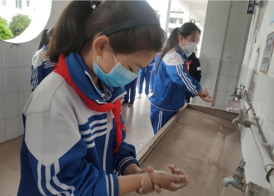 尿急女生遇见老师拖堂，小声催促了句“快走”，不料引发严重后果