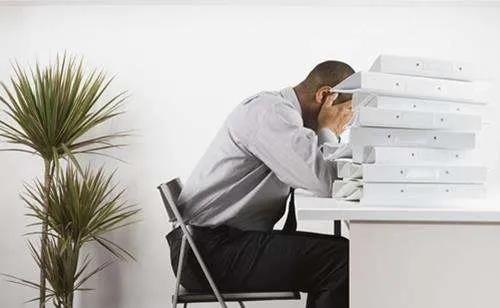 职场大龄白领发展无望，如何*局破**？