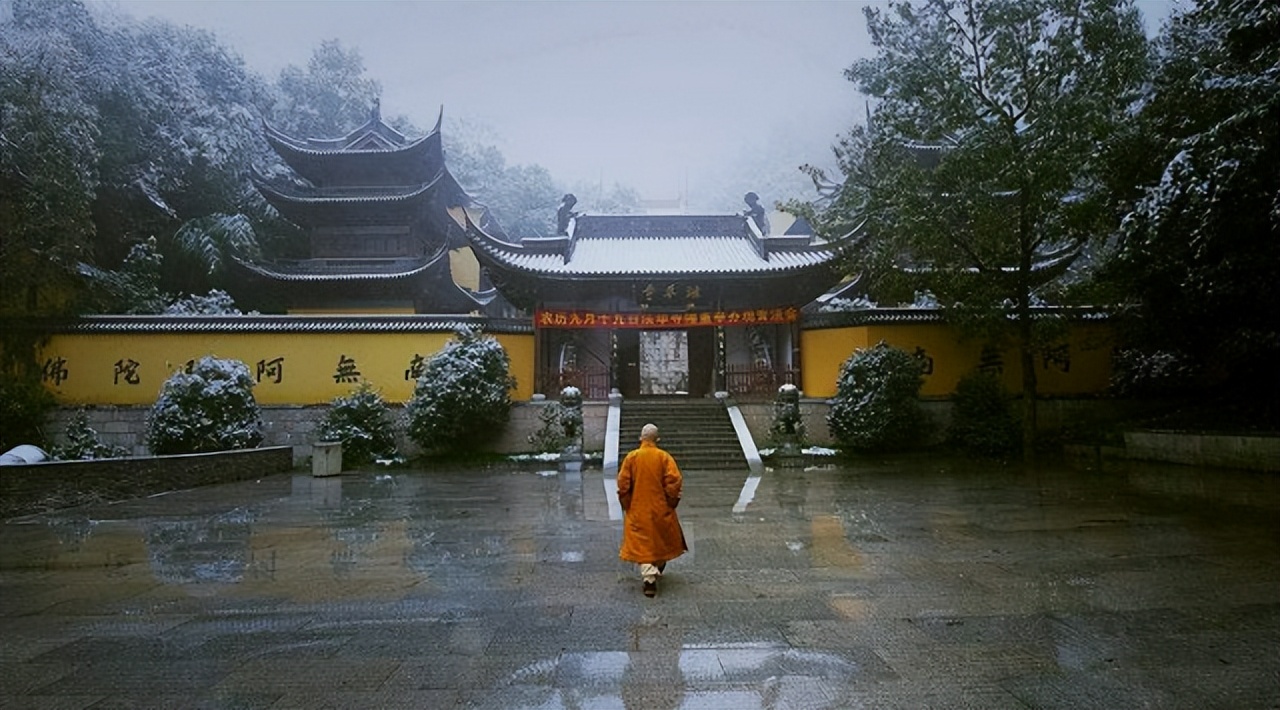 江西孝子为父亲遗体塑金身 (江西男子为父亲塑成金身)