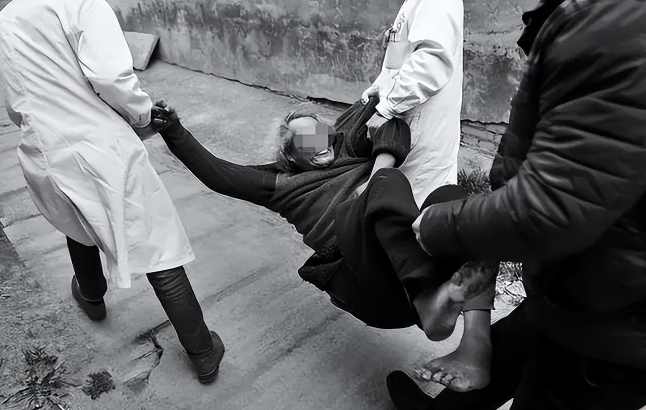 母亲把儿子关在小屋里23个月,母亲将儿子关笼子15年