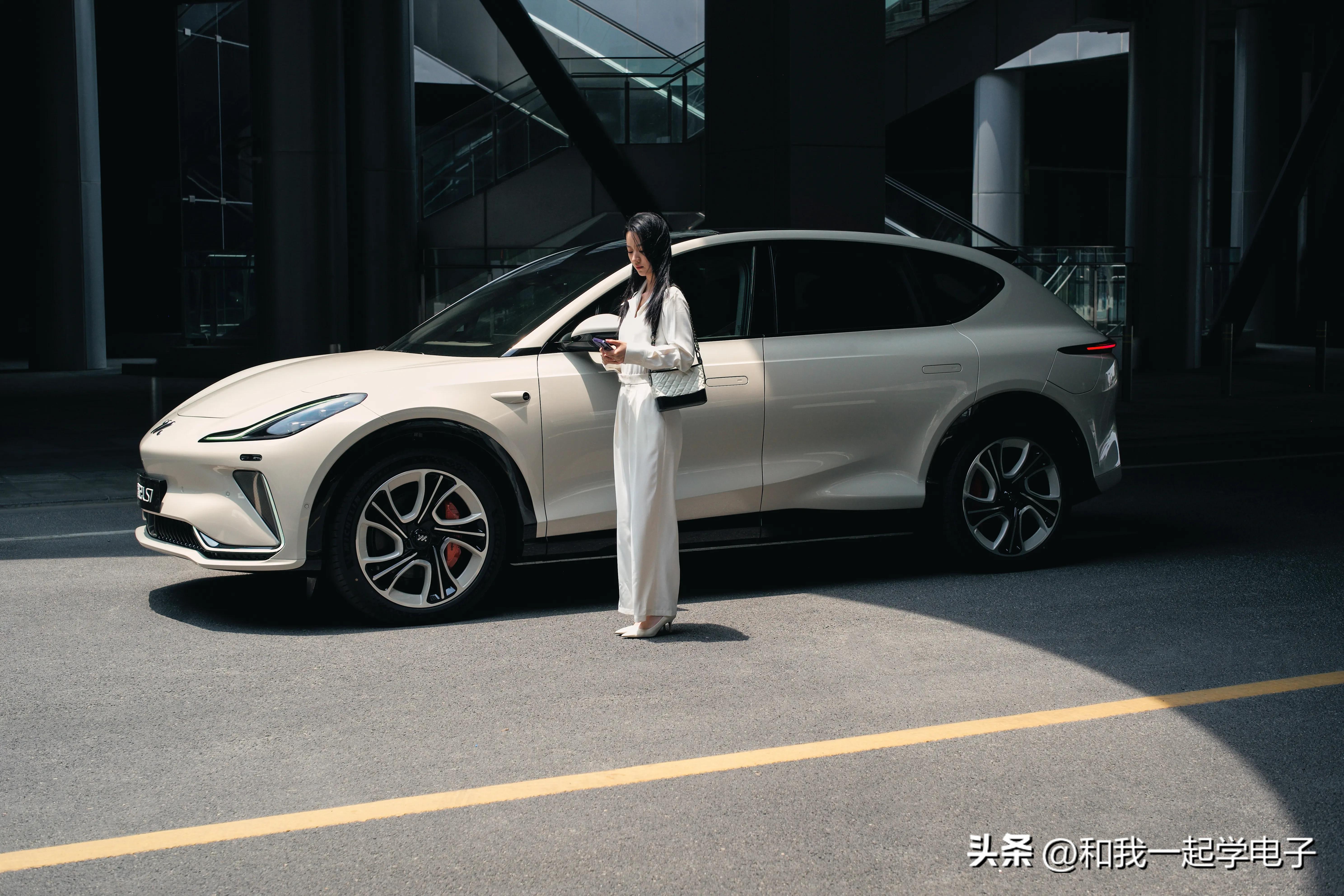 30万买纯电SUV还在看ModelY？蝉联销冠的智己LS7了解一下！