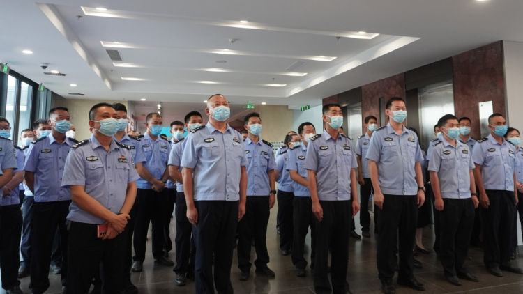 东方公安交警组织99名民辅警赴海口省委*党**校*党**风廉政建设研修基地开展反腐倡廉教育