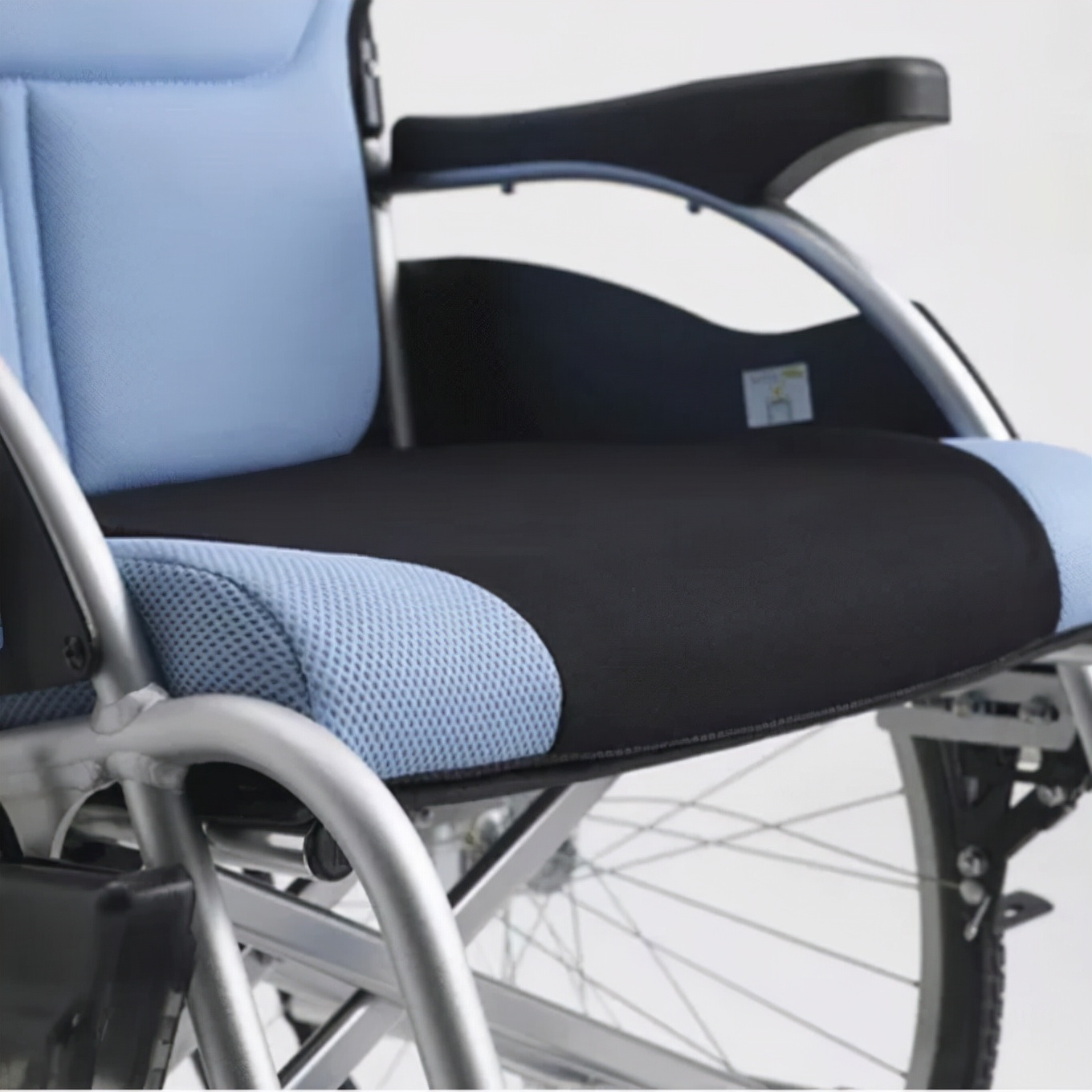 老年人专用轮椅怎么挑选,如何给老人挑选手动轮椅