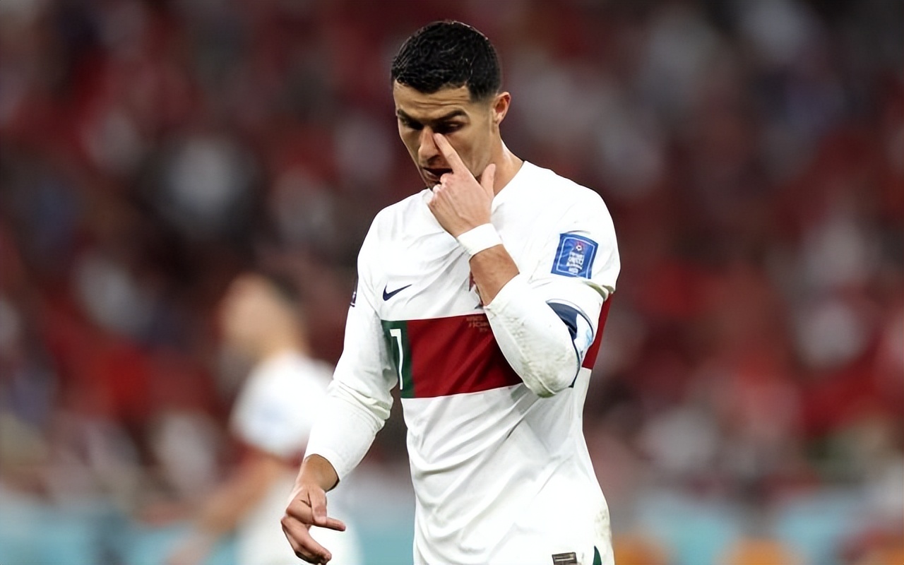 抹着眼泪离开的C罗，强悍外表背后只是因为坚持