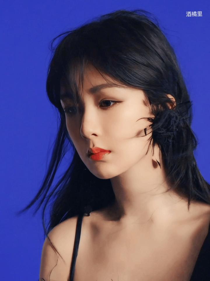 杨紫时尚芭莎上了几个热搜,杨紫芭莎造型被吐槽