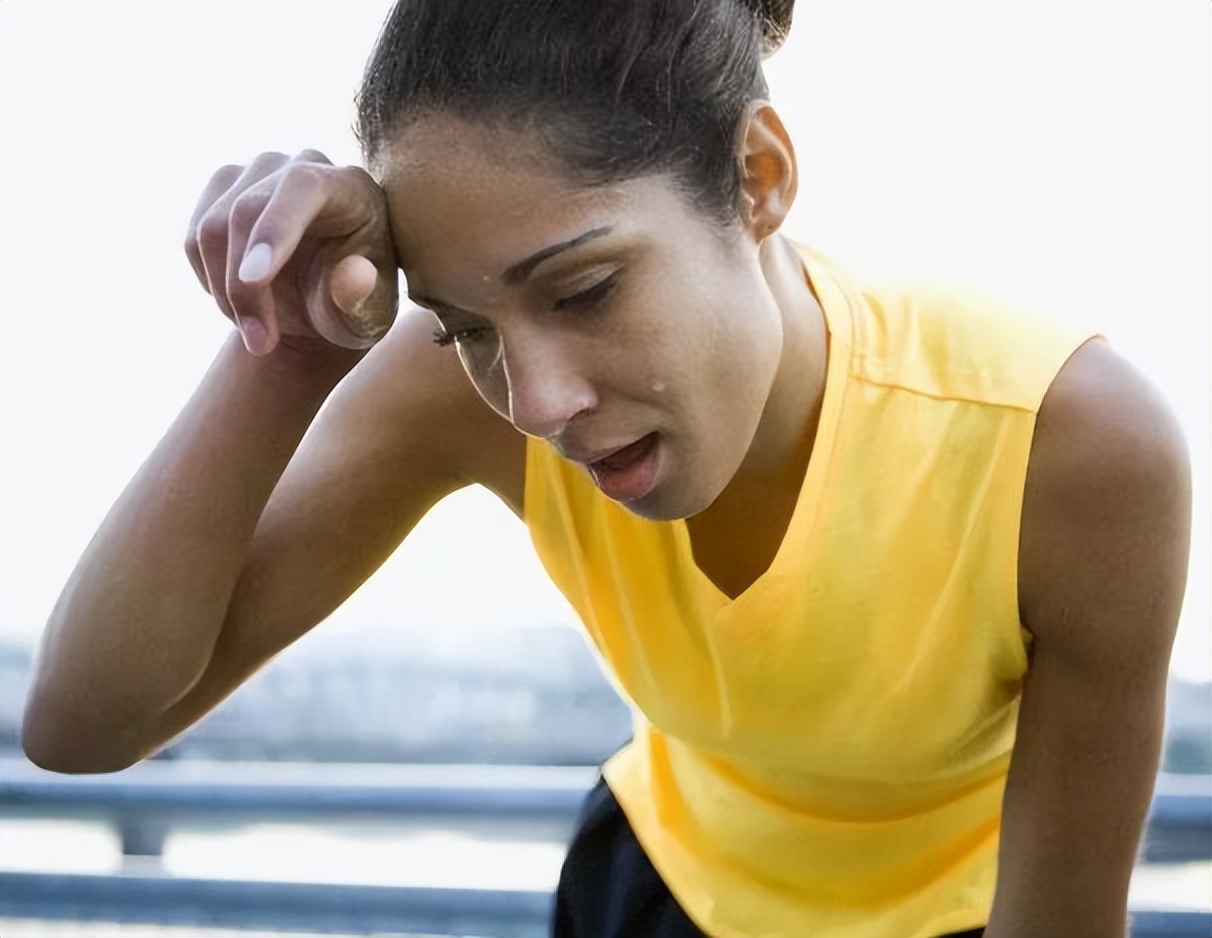 中医背上老出汗是怎么回事,动不动就出汗中医教你健脾燥湿