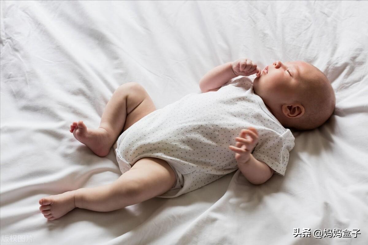 宝宝晚上睡觉老是哼唧蹬腿,宝宝晚上睡觉总是蹬腿的原因