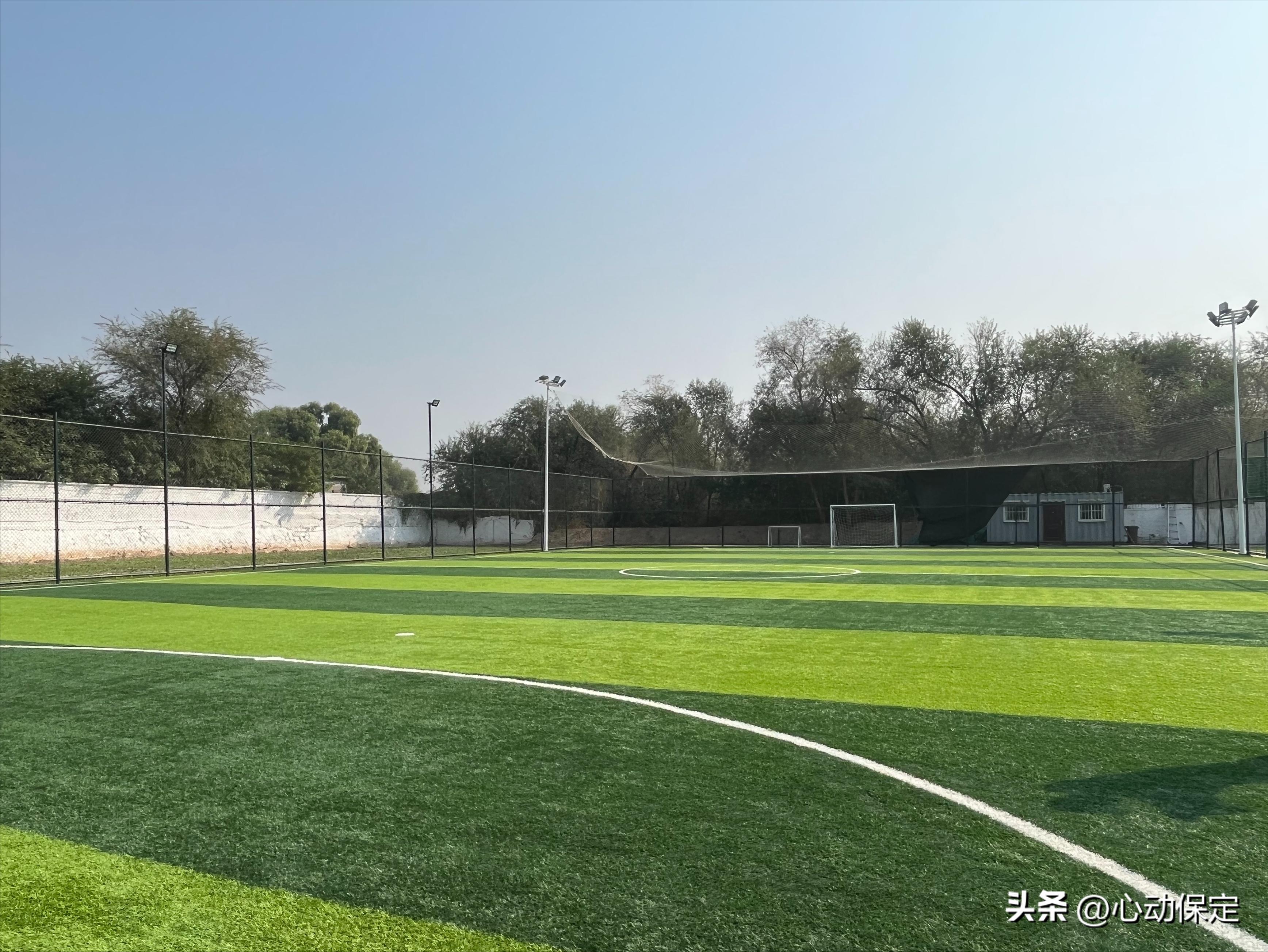 一湾碧水穿城过一幅美景入画来,一湾碧水潺潺