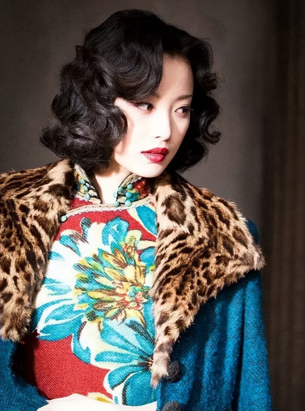 刘嘉玲关晓彤同框,穿旗袍大秀窈窕好身材