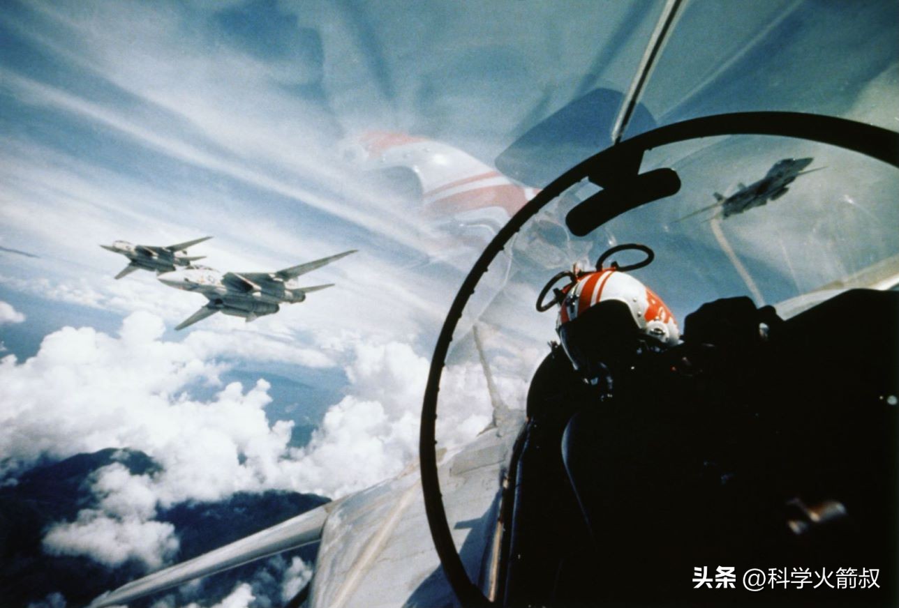 f14雄猫战斗机从头上飞过,f14雄猫战斗机干掉f22