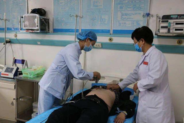 男子突然晕倒到医院检查心跳,男子喝酒腹痛急诊