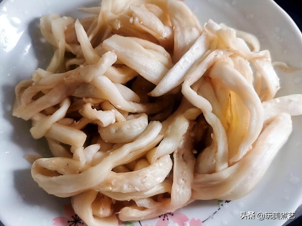 茄子这样做出来口感味道都很棒 (下饭软糯茄子)