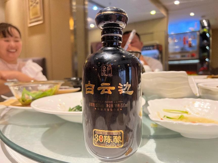 深圳一大爷“藏酒柜”火了，网友眼尖发现“端倪”直呼：真会喝